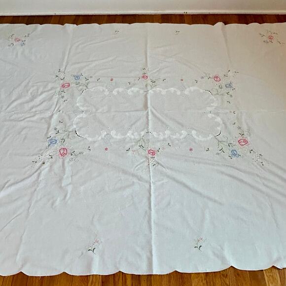 Vintage Embroidered Floral Linen Tablecloth with Scalloped Edges - Picture 8 of 14